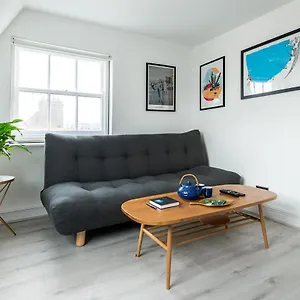 Newly Renovated One-bedroom, 99 Steps To The Sea Brighton