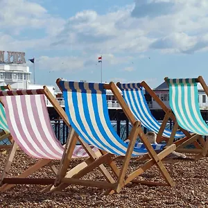 Beachside Retreat 2-bedroom Gem With Free Private Parking & Outdoor Space Brighton